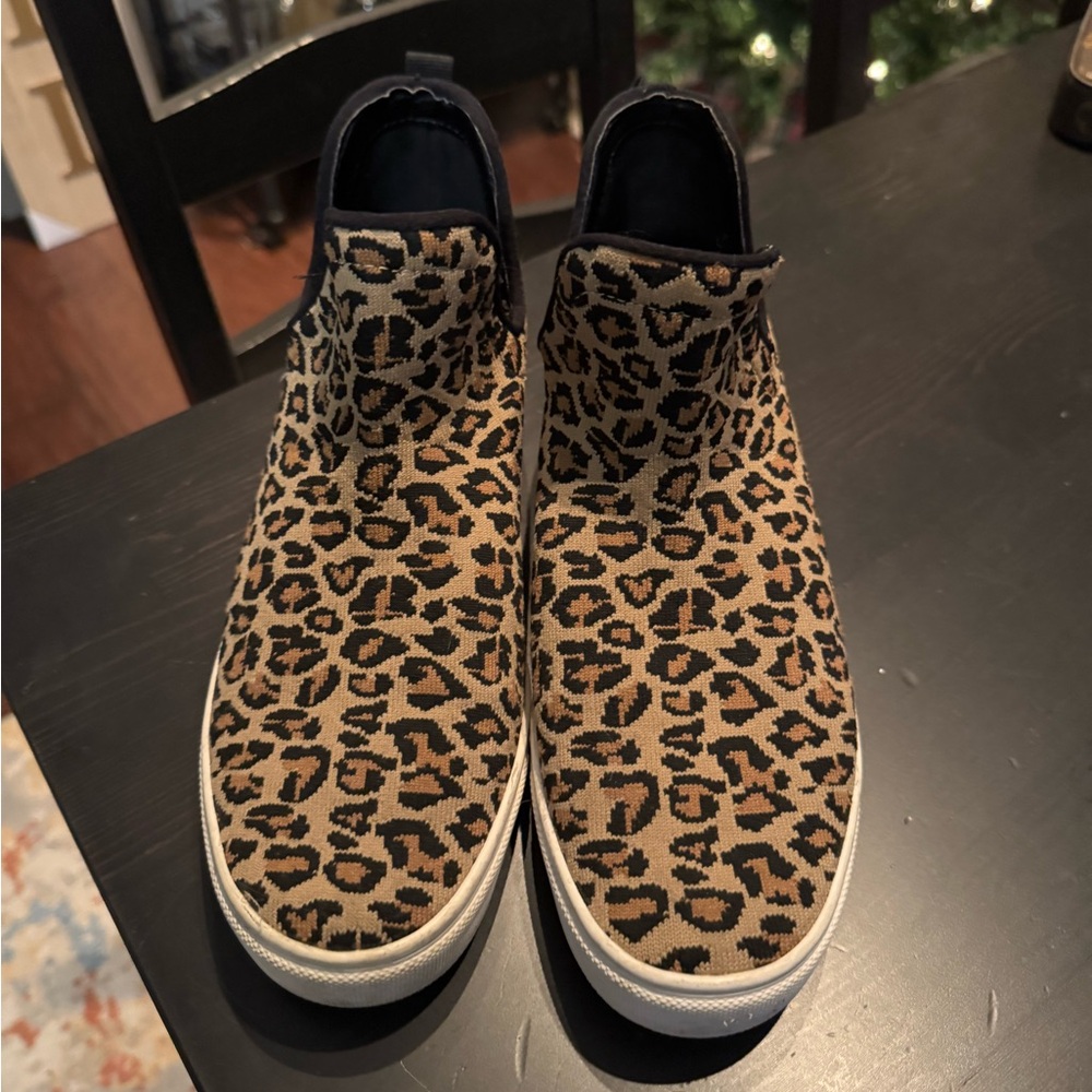 Slight wedge sneakers
